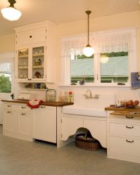Design κουρτίνες lambrequin στην κουζίνα (145 + φωτογραφία): δεν είναι ένα εύκολο αλλά διαχειρίσιμο έργο της εγγραφής