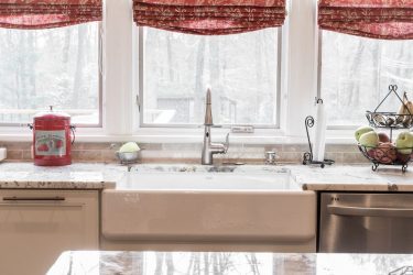 Reka bentuk tirai lambrequin di dapur (145 + Foto): bukan tugas pendaftaran yang mudah tetapi mudah diurus