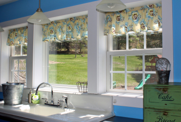 Design lambrequin curtains in the kitchen (145 + Photo): not an easy, but doable task of registration