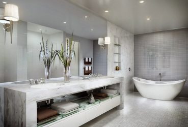 Voors en tegens van het spanplafond in de badkamer: de beste oplossing of mode? (125+ foto's)
