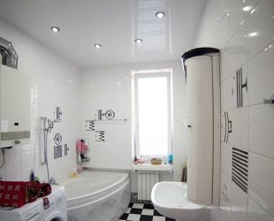 Pro e contro del soffitto teso del bagno: la migliore soluzione o moda? (Più di 125 foto)