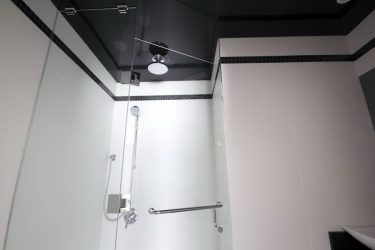 욕실에서 스트레치 천장의 장단점 : 최상의 솔루션이나 패션? (125+ 사진)