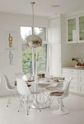 โต๊ะวงรีในห้องครัว - รุ่นสากลสำหรับการตกแต่งภายในใด ๆ (210+ รูปถ่ายของกระจกบานเลื่อนและโมเดลไม้)