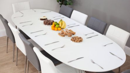 โต๊ะวงรีในห้องครัว - รุ่นสากลสำหรับการตกแต่งภายในใด ๆ (210+ รูปถ่ายของกระจกบานเลื่อนและโมเดลไม้)