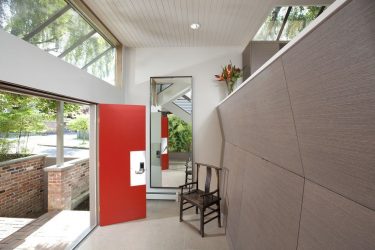 Είσοδος πλαστικές πόρτες σε ένα ιδιωτικό σπίτι (145 + φωτογραφία): Πώς να κάνει και με ασφάλεια και όμορφα;