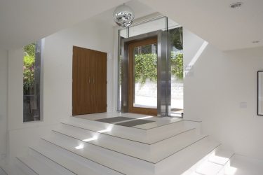 Είσοδος πλαστικές πόρτες σε ένα ιδιωτικό σπίτι (145 + φωτογραφία): Πώς να κάνει και με ασφάλεια και όμορφα;