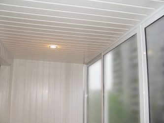 كيفية جعل سقف الألواح البلاستيكية؟ 250+ (صور) تصميم افعل ذلك بنفسك (في الحمام / في المطبخ / في الرواق)
