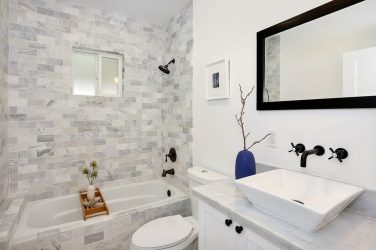 بلاط للحمام صغير (150+ صور التصميم): مزيج مثالي من الأناقة والديكور