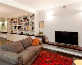 Rak TV di dinding (295+ Foto): nuansa Reka bentuk (hinged, sudut, kaca)