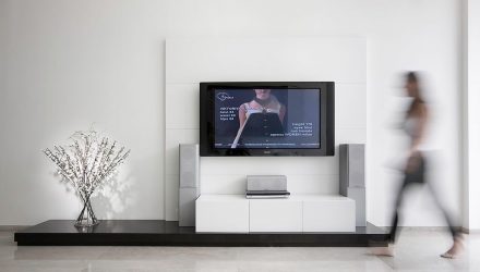 Tv-rek aan de muur (295+ foto's): ontwerpnuances (scharnierend, hoekig, glas)