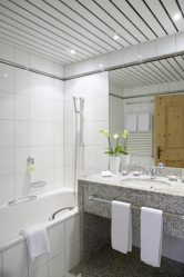 ฝ้าเพดานในห้องน้ำ: 4 ขั้นตอนเพื่อผลลัพธ์ที่สมบูรณ์แบบ การติดตั้ง DIY