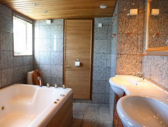 Rak siling di bilik mandi: 4 Langkah untuk hasil yang sempurna. Pemasangan DIY