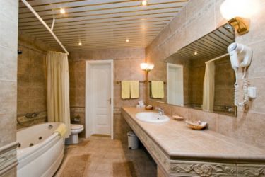 Giá trần trong phòng tắm: 4 bước để có một kết quả hoàn hảo. Tự cài đặt