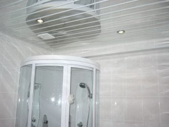 Plafond dans la salle de bain: 4 étapes pour un résultat parfait. Installation de bricolage
