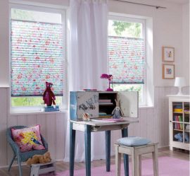 Comment choisir et accrocher les stores sur les fenêtres en plastique et en bois? 220+ (Photos) à l'intérieur de la cuisine, chambre à coucher, balcon