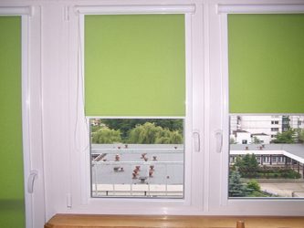 Comment choisir et accrocher les stores sur les fenêtres en plastique et en bois? 220+ (Photos) à l'intérieur de la cuisine, chambre à coucher, balcon