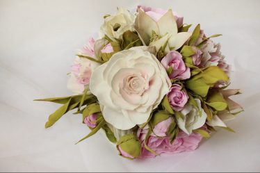 Rosas grandes e pequenas de Foamiran: 150+ (foto) com instruções passo a passo. 7 master classes detalhadas para iniciantes