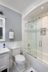 बाथरूम में पर्दे की पसंद: अपने डिजाइन (कपड़े, प्लास्टिक, कांच) के लिए 175+ (फोटो)