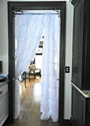 문에 커튼 - 집안에 조화를 이루는 방법? 아름답고 현대적인 아이디어의 215+ 사진