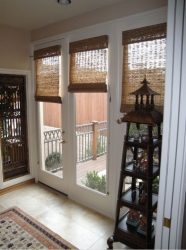 Rideaux sur la porte du balcon: options modernes pour la décoration des fenêtres