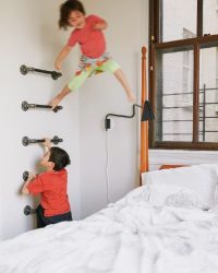 Σουηδικό τείχος σε ένα διαμέρισμα για παιδιά και ενήλικες με τα χέρια τους (135 + Φωτογραφίες)