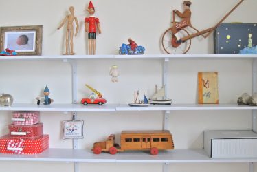 Rak untuk buku dan mainan di tapak semaian: Penyelesaian sistem penyimpanan mudah dan asli (225 + Foto)