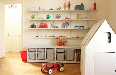 Rek voor boeken en speelgoed in de kinderkamer: een eenvoudige en originele doe-het-zelf-opslagsysteemoplossing (225 + foto)