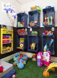 Bücher- und Spielzeugregal im Kinderzimmer: Eine einfache und originelle Lösung für das Aufbewahren von Heimwerken (225 + Foto)
