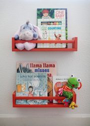 Rak untuk buku dan mainan di tapak semaian: Penyelesaian sistem penyimpanan mudah dan asli (225 + Foto)