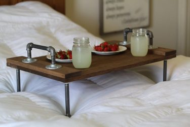 Frukostbord i sängen gör det själv: Praktiska modeller för komfort