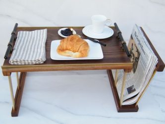طاولة الإفطار في السرير تفعل ذلك بنفسك: نماذج عملية للراحة