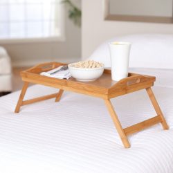 Frühstückstisch im Bett selber machen: Praktische Modelle für Komfort