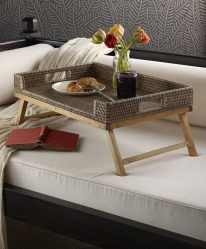 बिस्तर में ब्रेकफास्ट टेबल खुद करें: आराम के लिए व्यावहारिक मॉडल