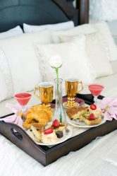 Breakfast Table in bed do it yourself: Practical models for comfort