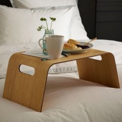 Mesa de desayuno en la cama hágalo usted mismo: modelos prácticos para su comodidad.