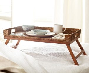 โต๊ะอาหารเช้าบนเตียงทำเอง: แบบจำลองที่ใช้งานได้จริงเพื่อความสะดวกสบาย