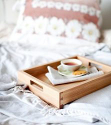 Sarapan pagi di katil lakukan sendiri: Model praktikal untuk keselesaan