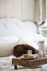 Bàn ăn sáng trên giường tự làm: Các mô hình thiết thực cho sự thoải mái