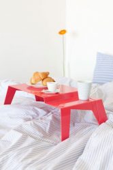 Mesa de café da manhã na cama faça você mesmo: modelos práticos para conforto