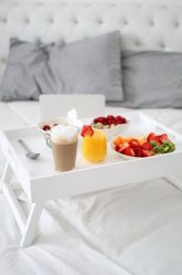 Breakfast Table in bed do it yourself: Practical models for comfort