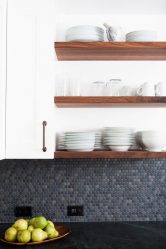 Essiccatore da cucina per i piatti nell'armadio (115+ foto) - built-in, angolo, acciaio inossidabile. Quale scegli?