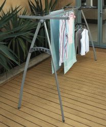 85+ Bilder av verktyg för att torka kläder på balkongen gör det själv: Hanger, Lianas, Ropes. Vilket alternativ att välja?