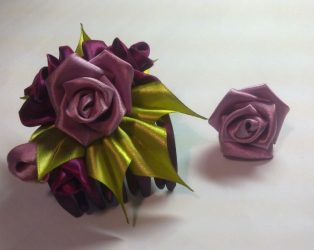 Cara membuat bunga dari pita Melakukan tangan anda sendiri (90+ Foto): Kelas Master Mudah untuk Mencipta Bud yang Indah