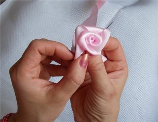 كيف تصنع وردة من الشريط ، تمارس يديك (90+ صورة): فئات رئيسية بسيطة لإنشاء برعم جميل