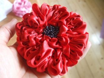 Come realizzare un fiore da un nastro Fare le tue stesse mani (più di 90 foto): Classi master semplici per creare un bocciolo meraviglioso