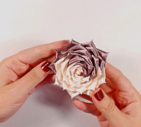 Como fazer uma flor a partir de uma fita Fazer as suas próprias mãos (mais de 90 fotos): Aulas Master simples para criar um Bud bonito