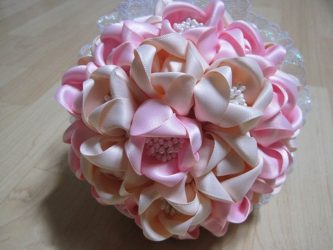리본으로 꽃 만드는 법 자신 만의 손 (90 개 이상의 사진) : 아름다운 버드 만들기를위한 간단한 마스터 클래스