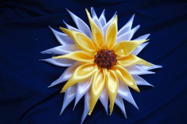 Bir şeritten çiçek nasıl yapılır Kendi ellerinizi (90+ Fotoğraf): Güzel Bir Tomurcuk Yaratmak İçin Basit Bir Sınıf