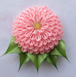 Bir şeritten çiçek nasıl yapılır Kendi ellerinizi (90+ Fotoğraf): Güzel Bir Tomurcuk Yaratmak İçin Basit Bir Sınıf