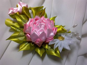 Cómo hacer una flor con una cinta Haciendo tus propias manos (más de 90 fotos): Clases magistrales simples para crear un capullo hermoso